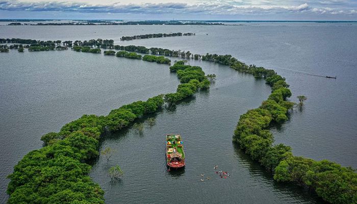 হাওরে হাউসবোট ও জলবিলাস