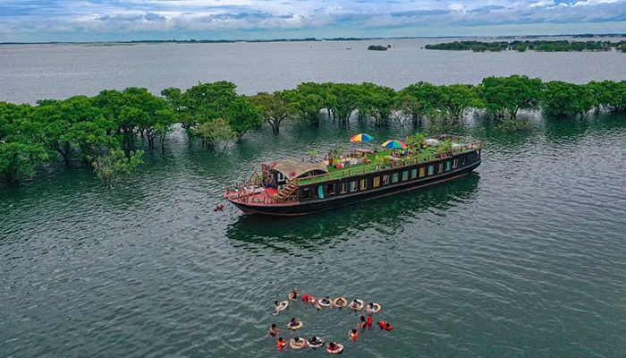 হাওরে হাউসবোট ও জলবিলাস