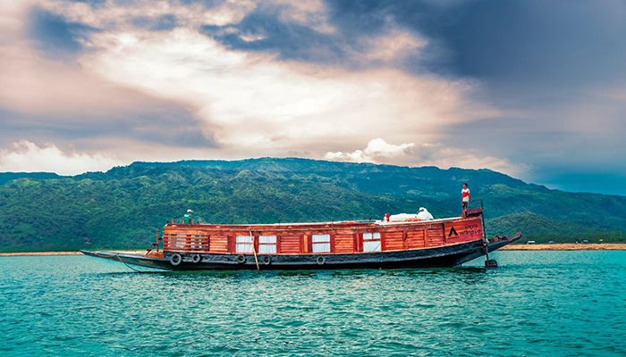হাওরে হাউসবোট ও জলবিলাস