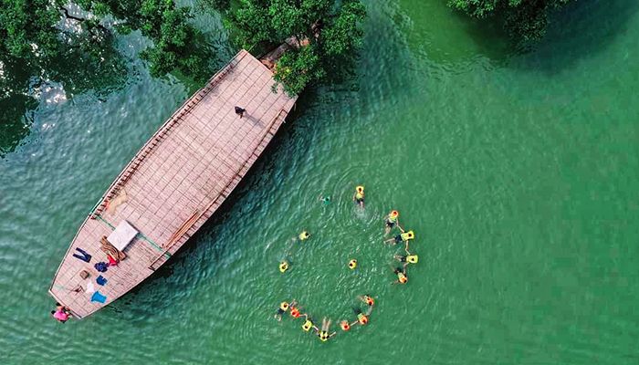 হাওরে হাউসবোট ও জলবিলাস