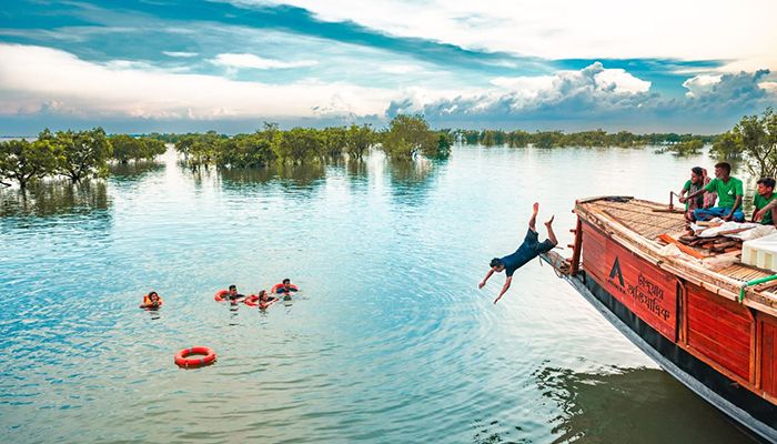 হাওরে হাউসবোট ও জলবিলাস