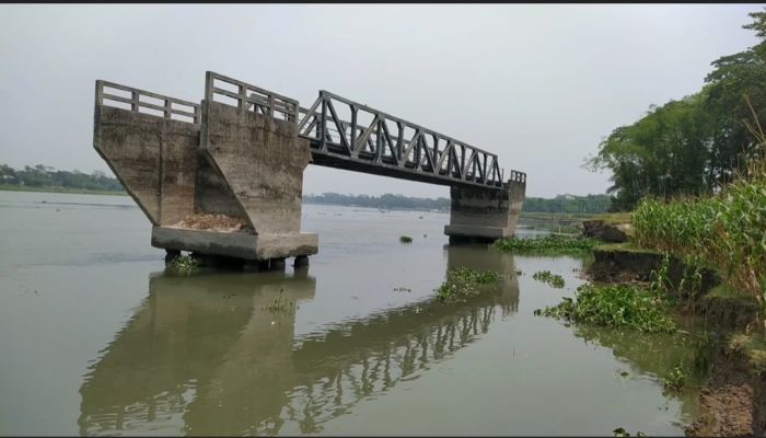 নদীর মাঝে দাঁড়িয়ে আছে বেইলি ব্রিজ, নেই সড়ক