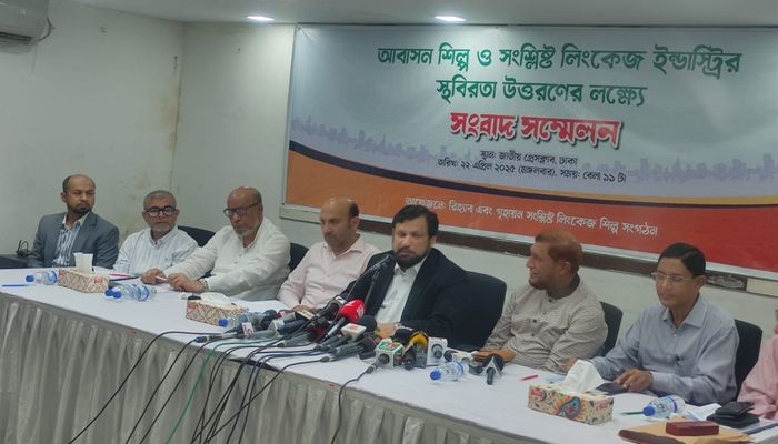 জাতীয় প্রেসক্লাবে জহুর হোসেন চৌধুরী হলে মঙ্গলবার আয়োজিত সংবাদ সম্মেলনে বক্তব্য দেন রিহ্যাব সভাপতি মো. ওয়াহিদুজ্জামান। প্রবা ফটো