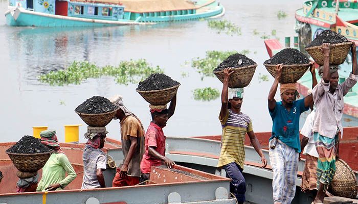 শ্রমিকরা ন্যায্য বেতন কবে পাবেন