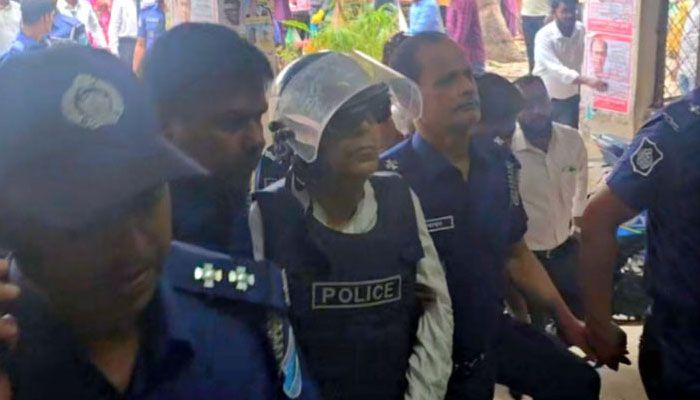৪ দিনের রিমান্ডে আনিসুল হক, আদালত চত্বরে কিলঘুষি