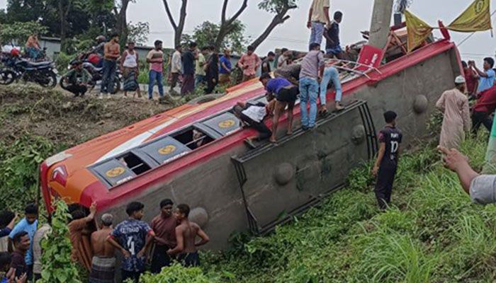 ফরিদপুরে বাস উল্টে খাদে, বাবা-ছেলেসহ নিহত বেড়ে ৭