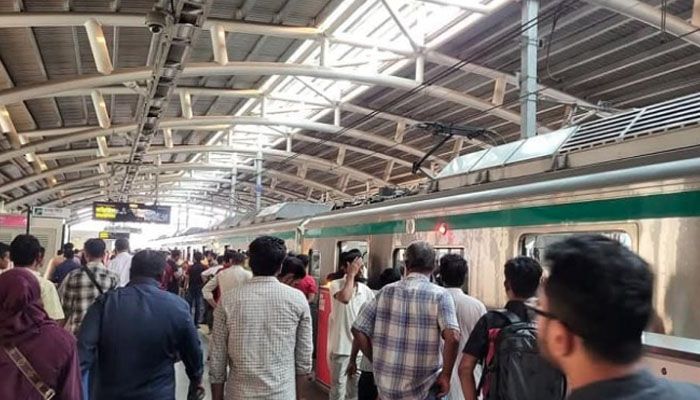 বৈদ্যুতিক ত্রুটির কারণে মেট্রোরেল চলাচল বন্ধ