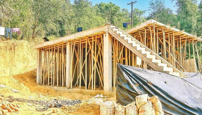 মহেশখালী গোরকঘাটা প্রধান সড়কের পাশে পানিরছড়ায় পাহাড় কেটে ভবন নির্মাণ চলছে। প্রবা ছবি