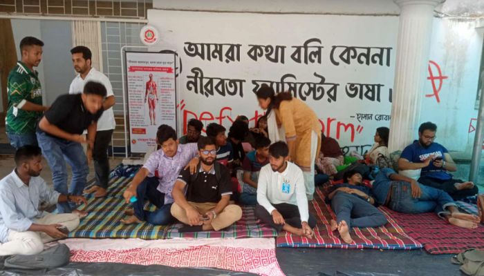 চারুকলা ইনস্টিটিউটকে ক্যাম্পাসে ফেরাতে শিক্ষার্থীদের আমরণ অনশন