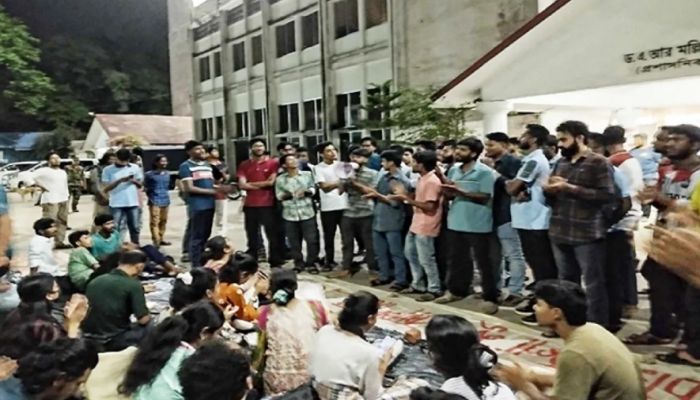 চারুকলা ইন্সটিটিউটকে ক্যাম্পাসে স্থানান্তরের সিদ্ধান্তে অনশন প্রত্যাহার