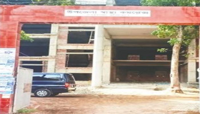 যে চিকিৎসকরা আছেন, তারাও বেসরকারি ক্লিনিকে ব্যক্তিগত চেম্বারে রোগী দেখেন