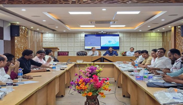 বজ্রপাতে মৃত্যু কমানোর উত্তমপন্থা ঘরে অবস্থান 