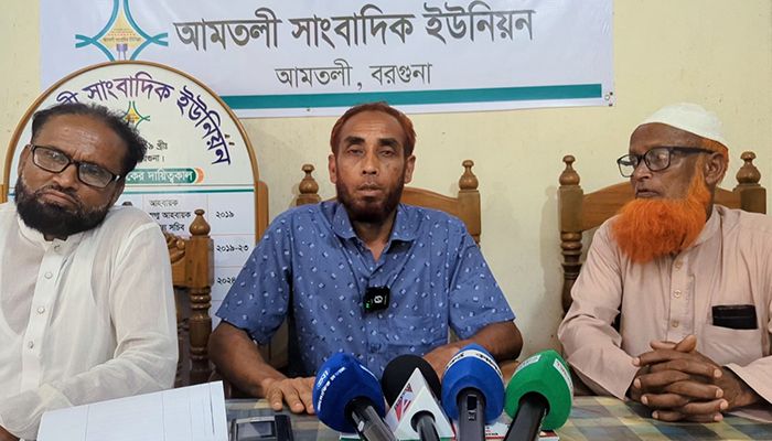 জামিন পেয়েই প্রতিপক্ষের খড়ের স্তূপে আগুন