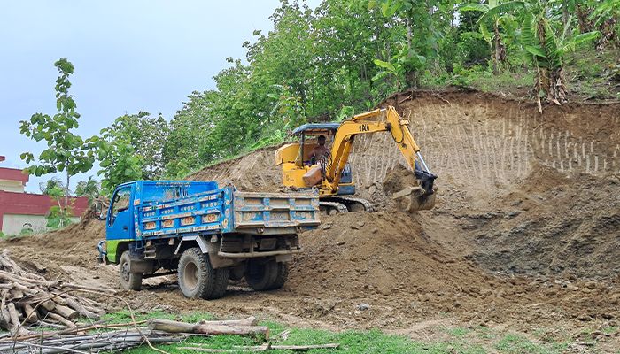 অবৈধভাবে কাটা হচ্ছে পাহাড় হুমকিতে পরিবেশ