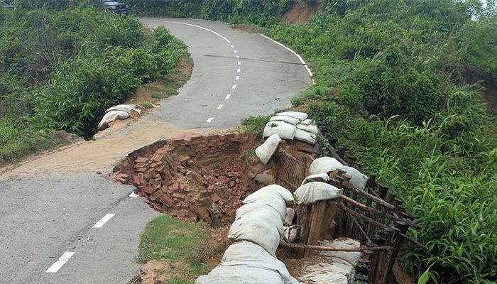 ভারী বৃষ্টিতে সড়কে ধস, পাহাড়ে শঙ্কা