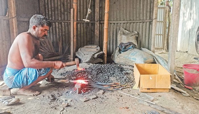 ধান কাটার মৌসুমে কামারপল্লীতে কাঁচি তৈরির ধুম