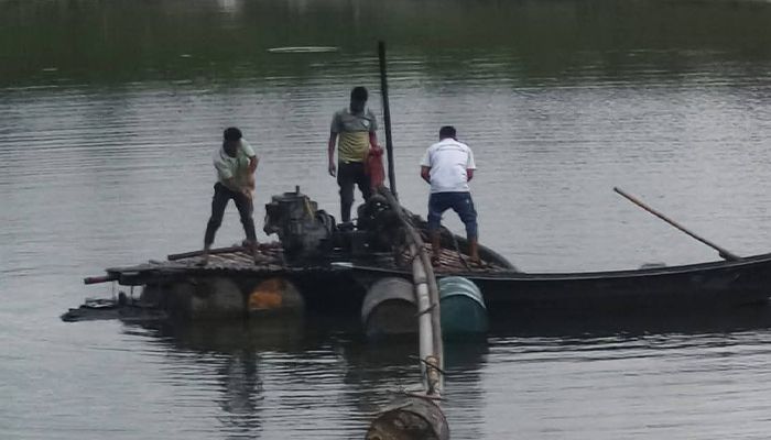 অবৈধ ড্রেজিং ও মাটি কাটায় ভেকু মালিককে জরিমানা