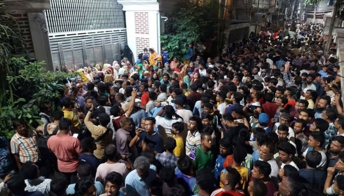আইভীকে আটক করতে গিয়ে অবরুদ্ধ পুলিশ