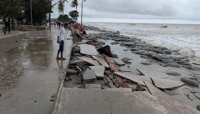 সমুদ্রগর্ভে বিলীন হচ্ছে নির্মাণাধীন মেরিন ড্রাইভ 
