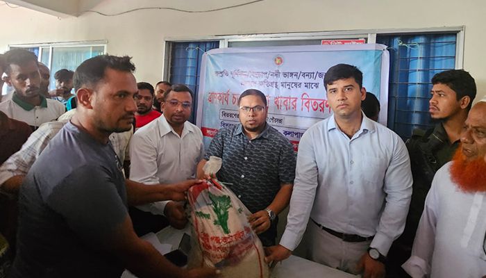 ক্ষতিগ্রস্ত ১২০০ পরিবার পেল ত্রাণ সহায়তা 