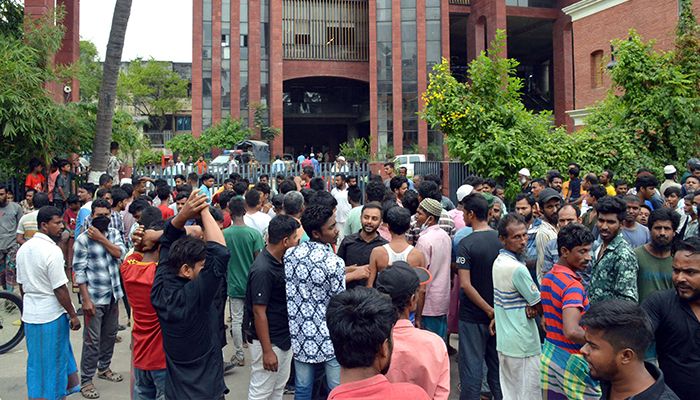 নাসিক নগর ভবনে অস্ত্র হাতে অটোচালকদের হামলা