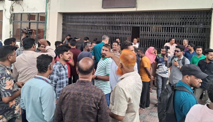রসিকে হোল্ডিং ট্যাক্স ছাড়া সেবা না দেওয়ায় বিক্ষোভ