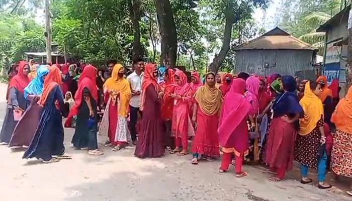 শ্রীপুরে বকেয়া বেতনের দাবিতে শ্রমিকদের সড়ক অবরোধ