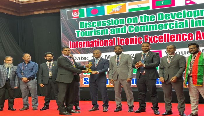 ইন্টারন্যাশনাল আইকনিক এক্সিলেন্স অ্যাওয়ার্ড পেলেন ইউএস-বাংলার কামরুল ইসলাম