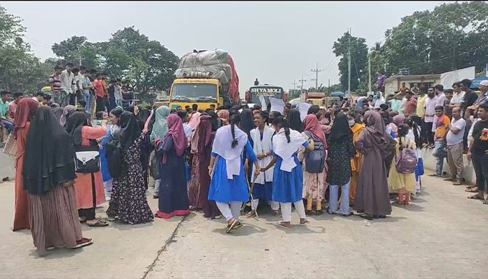 শিক্ষক যৌন হয়রানি করায় শাস্তির দাবিতে মহাসড়ক অবরোধ