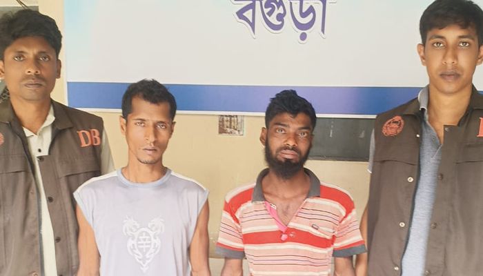 মেয়েকে উত্ত্যক্তের প্রতিবাদ করায় মা-বাবাকে কুপিয়ে জখম