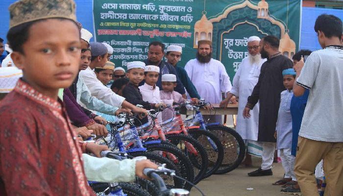 টানা ৪০ দিন জামাতে নামাজ আদায় করে বাইসাইকেল উপহার পেল ১৩ কিশোর 
