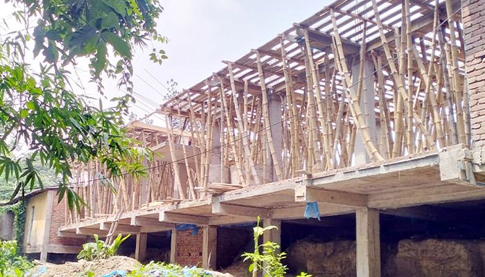 খাল দখল করে ভবন নির্মাণ