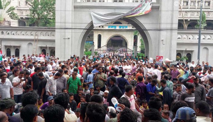 নগর ভবনের সামনে ইশরাক সমর্থকদের বিক্ষোভ
