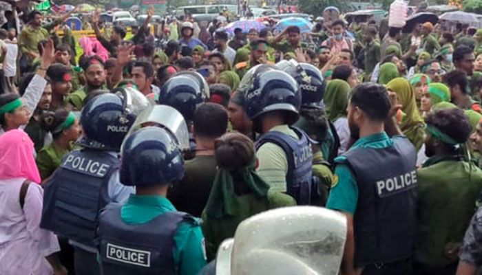 শাহবাগ মোড়ে নার্সিং শিক্ষার্থীদের অবরোধ