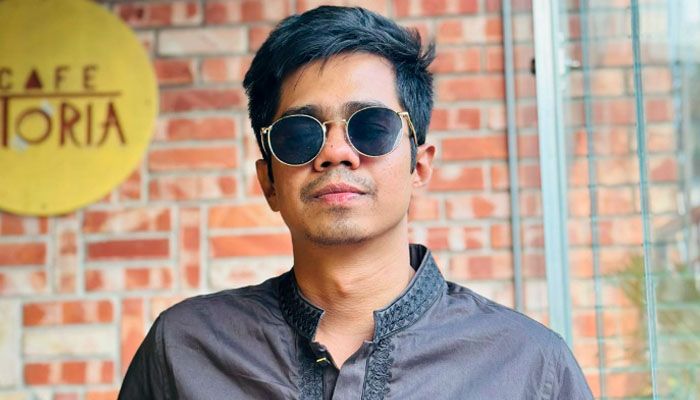 সাম্যকে প্রথমে ইট দিয়ে আঘাত করা হয়, এরপর মারা হয় ছুরি