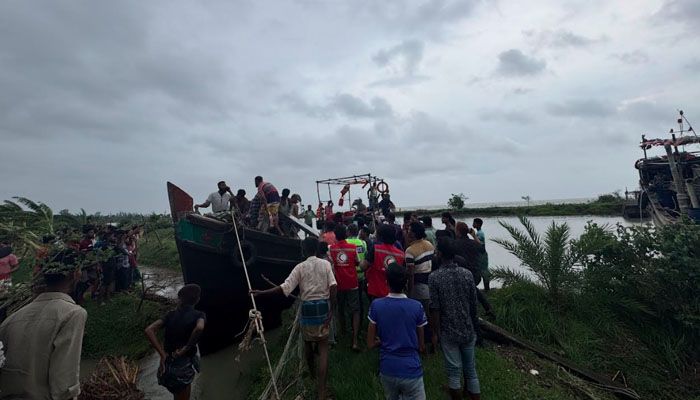 মেঘনায় ট্রলারডুবি: একজনের লাশ উদ্ধার, নিখোঁজ ৪
