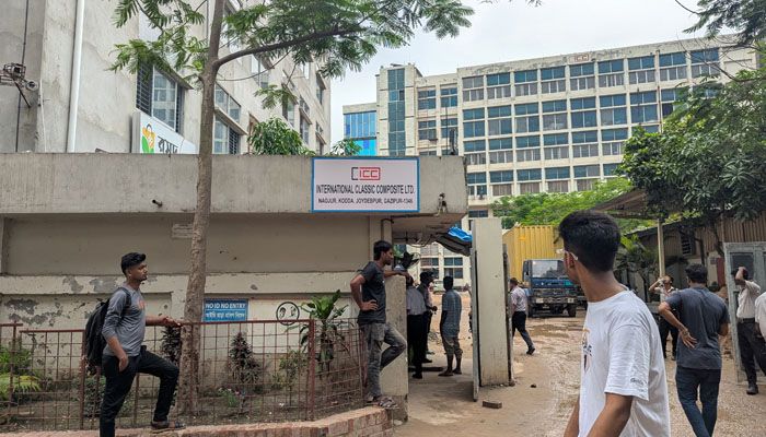 পানি পানের পর অসুস্থ অর্ধশতাধিক শ্রমিক, কারখানা ছুটি