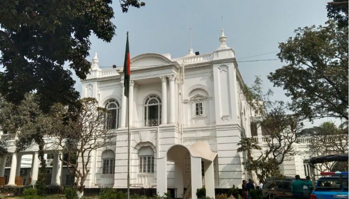 শেখ হাসিনাকে ট্রাইব্যুনালে হাজির হতে বিজ্ঞপ্তি প্রকাশের নির্দেশ