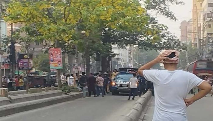 আইভীকে বহনকারী পুলিশের গাড়িতে হামলা