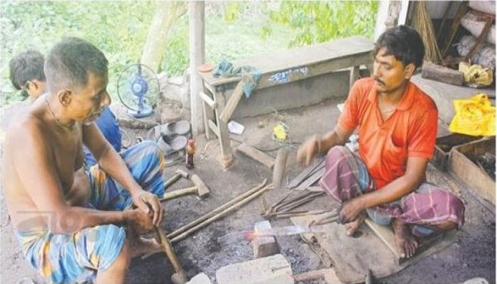 টুং-টাং শব্দে মুখর কামারপাড়া
