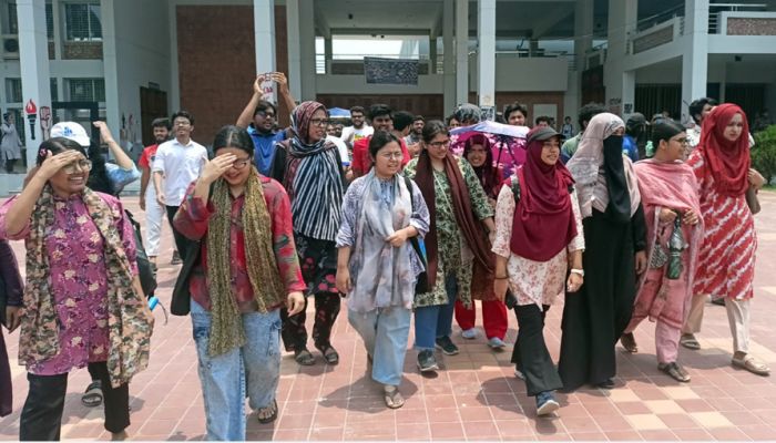 কুয়েটে ৩৭ শিক্ষার্থীকে শোকজের প্রতিবাদে ক্যাম্পাসে বিক্ষোভ