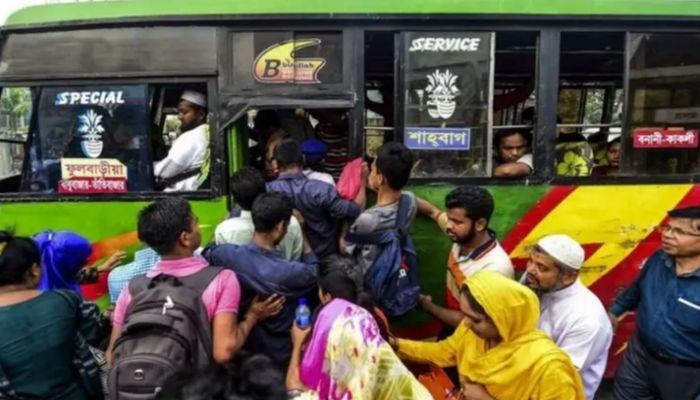 তীব্র গরমে হাঁসফাঁস চালক, হেলপার ও যাত্রী