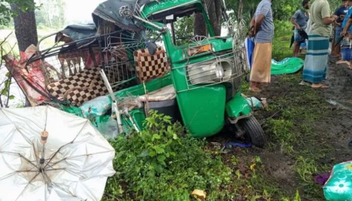 চট্টগ্রামে মাইক্রোবাস-অটোরিকশার সংঘর্ষে নিহত ২