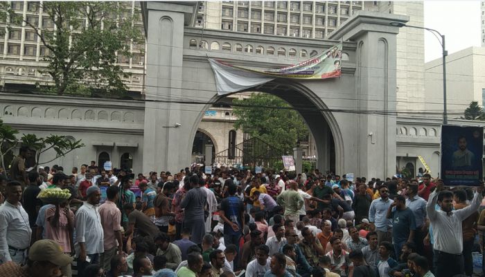ফের নগরভবনে ইশরাকপন্থিরা, বন্ধ প্রধান ফটক
