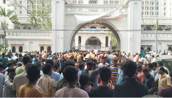 নগর ভবনের সামনে জড়ো হচ্ছেন ইশরাকপন্থীরা