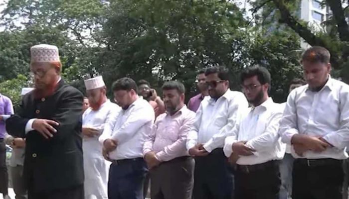 রায়ের পর নেতাকর্মীদের সিজদা আদায় 