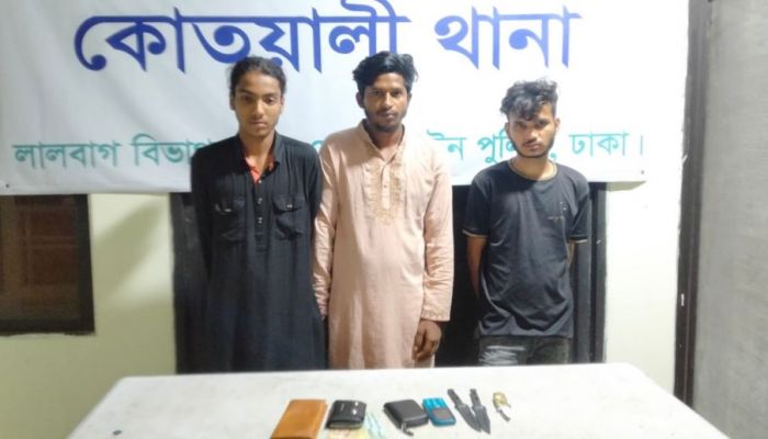 বাবুবাজারে ছিনতাইয়ের প্রস্তুতিকালে দেশীয় অস্ত্রসহ গ্রেপ্তার ৩