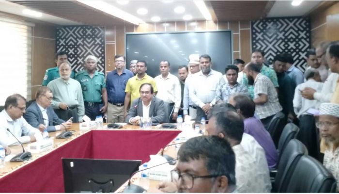 আন্দোলনরত কর্মচারী নেতাদের সঙ্গে বৈঠকে ৩ সচিব