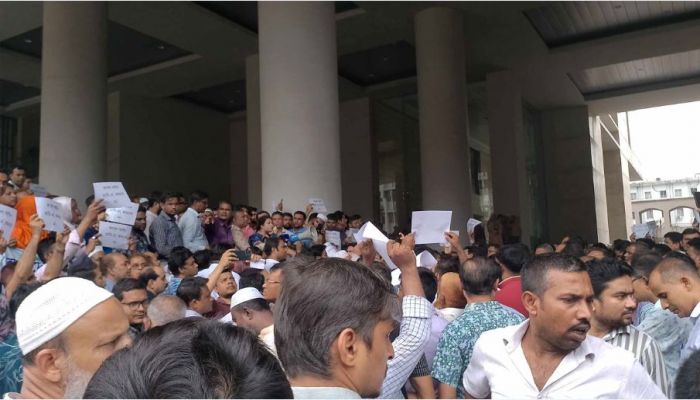 সচিবালয়ে কর্মকর্তা–কর্মচারীদের বিক্ষোভ চলমান