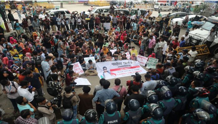 বিচার দাবিতে শাহবাগ থানার সামনে শিক্ষার্থীদের অবস্থান